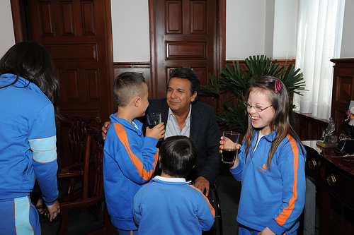 Vicepresidente con niños Fundación El Triángulo