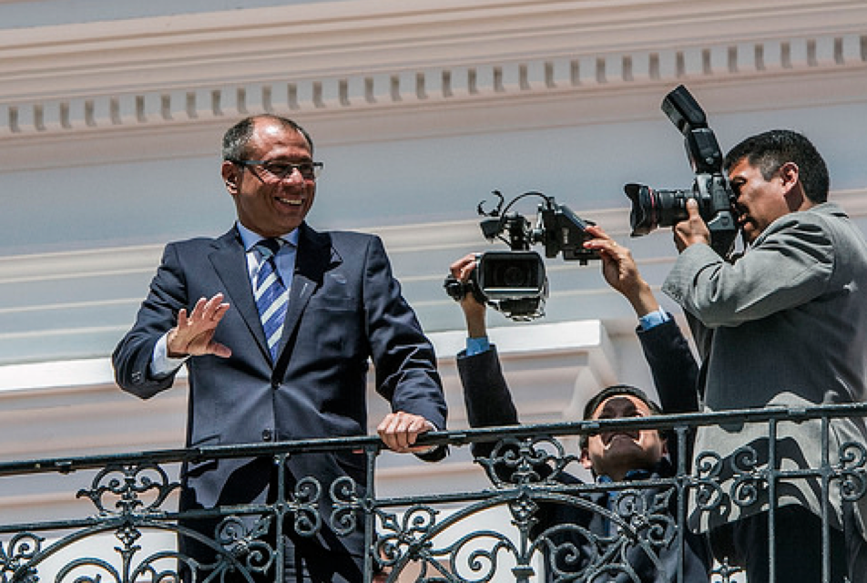 Vicepresidente Jorge Glas, saluda al público presente en Cambio de Guardia.